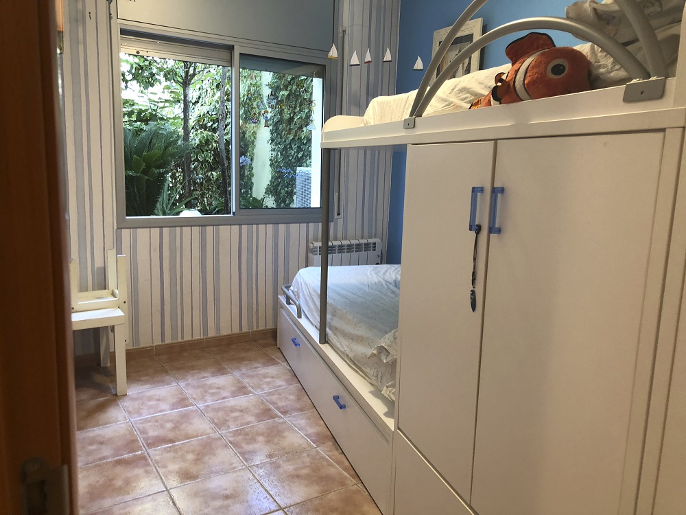Apartamento con terraza con vistas al mar y piscina
