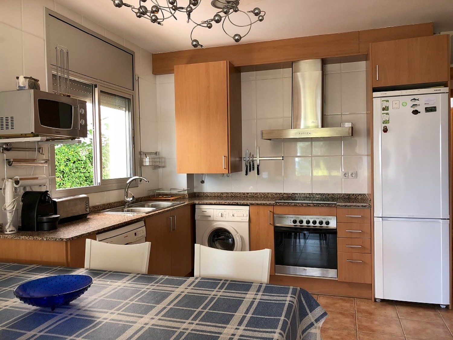 Apartamento con terraza con vistas al mar y piscina