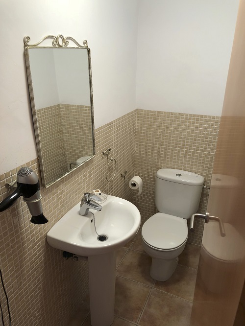 Apartamento con terraza con vistas al mar y piscina