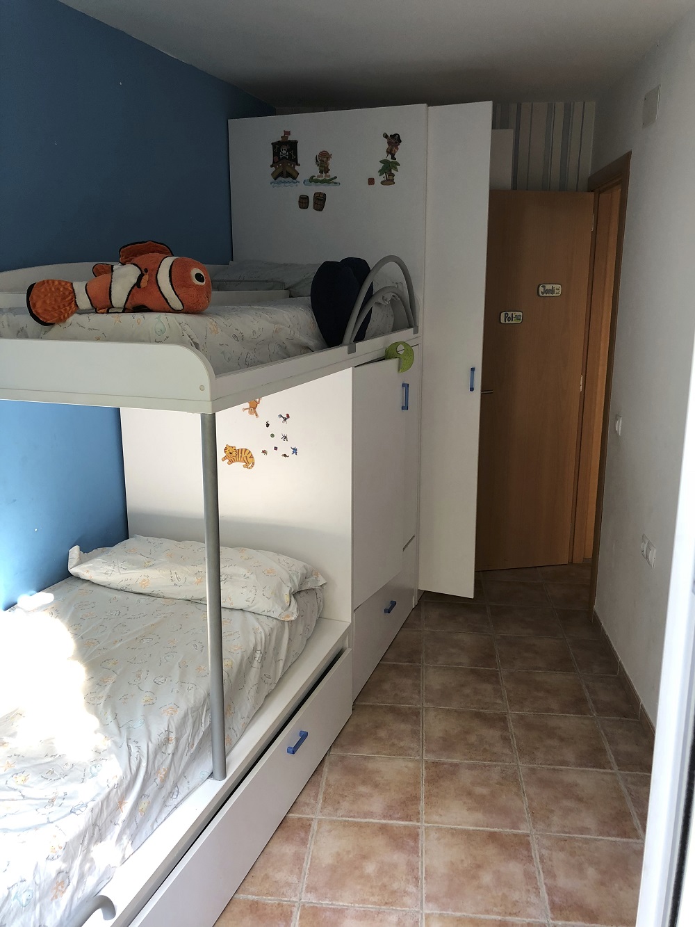 Apartamento con terraza con vistas al mar y piscina