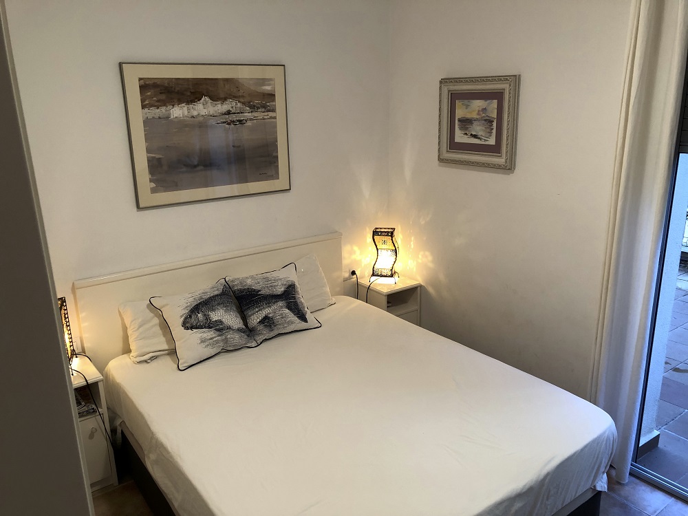 Apartamento con terraza con vistas al mar y piscina