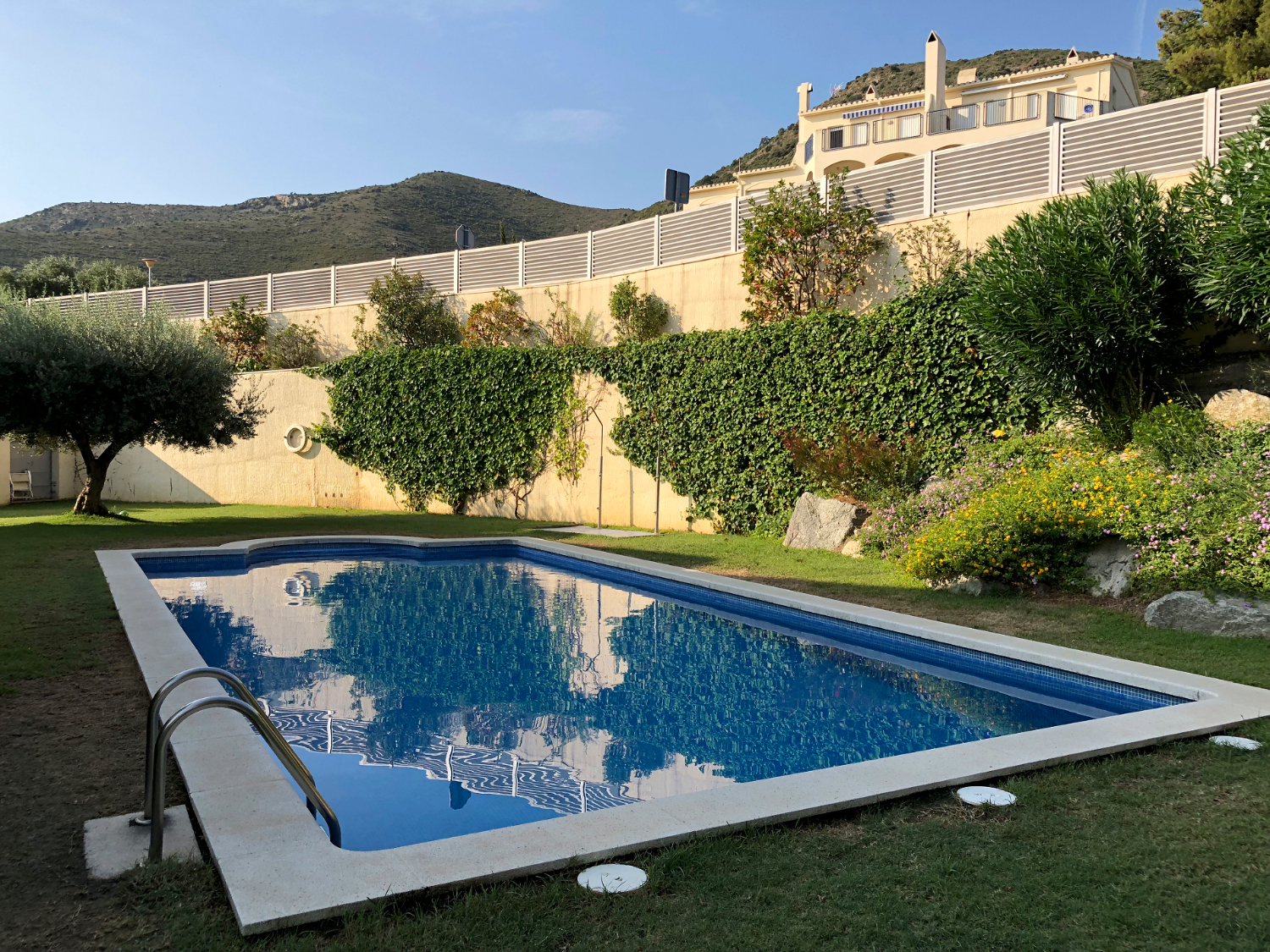 Apartamento con terraza con vistas al mar y piscina