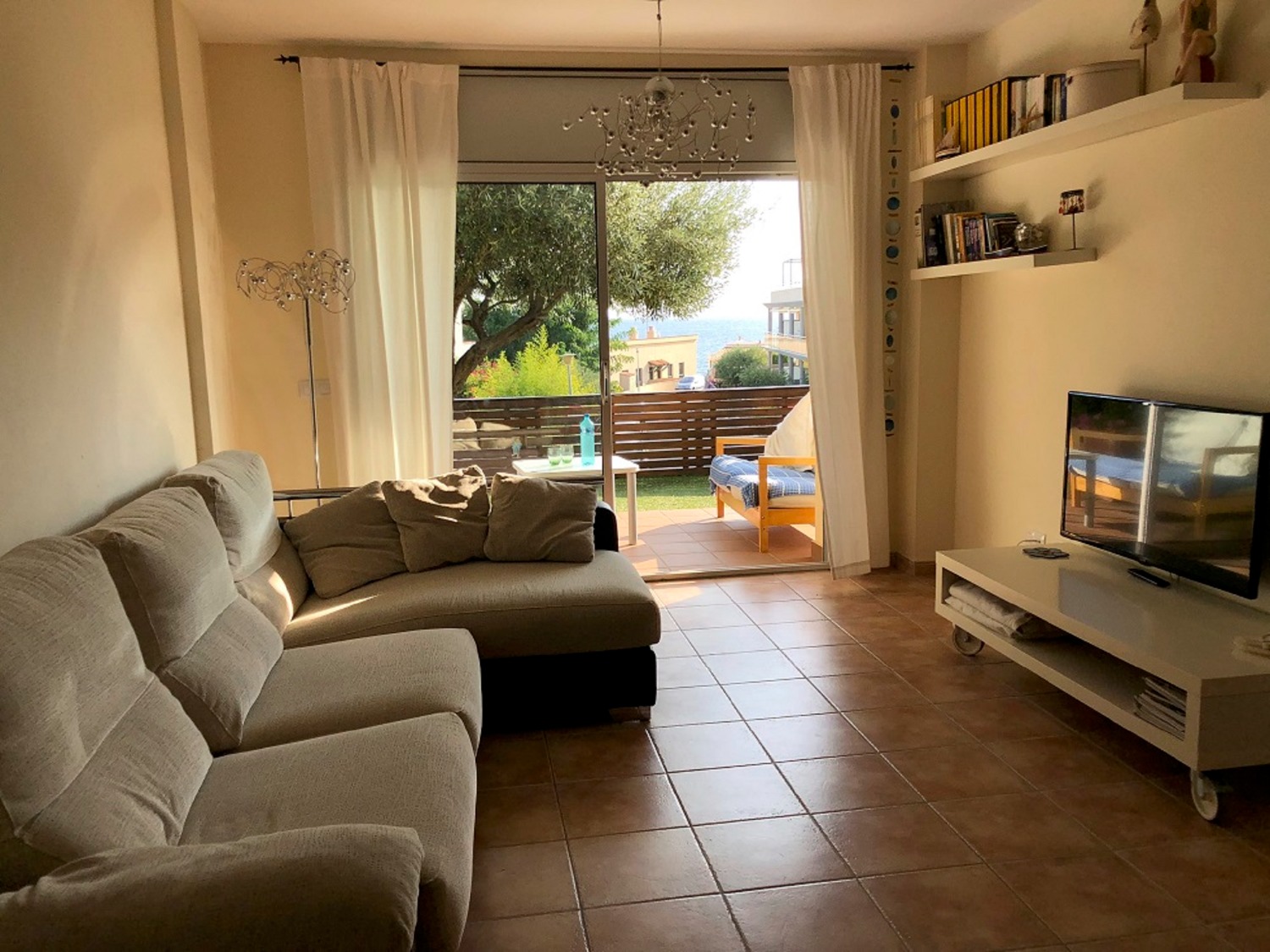 Apartamento con terraza con vistas al mar y piscina