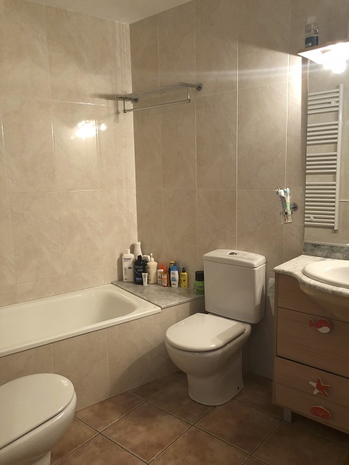 Apartamento con terraza con vistas al mar y piscina