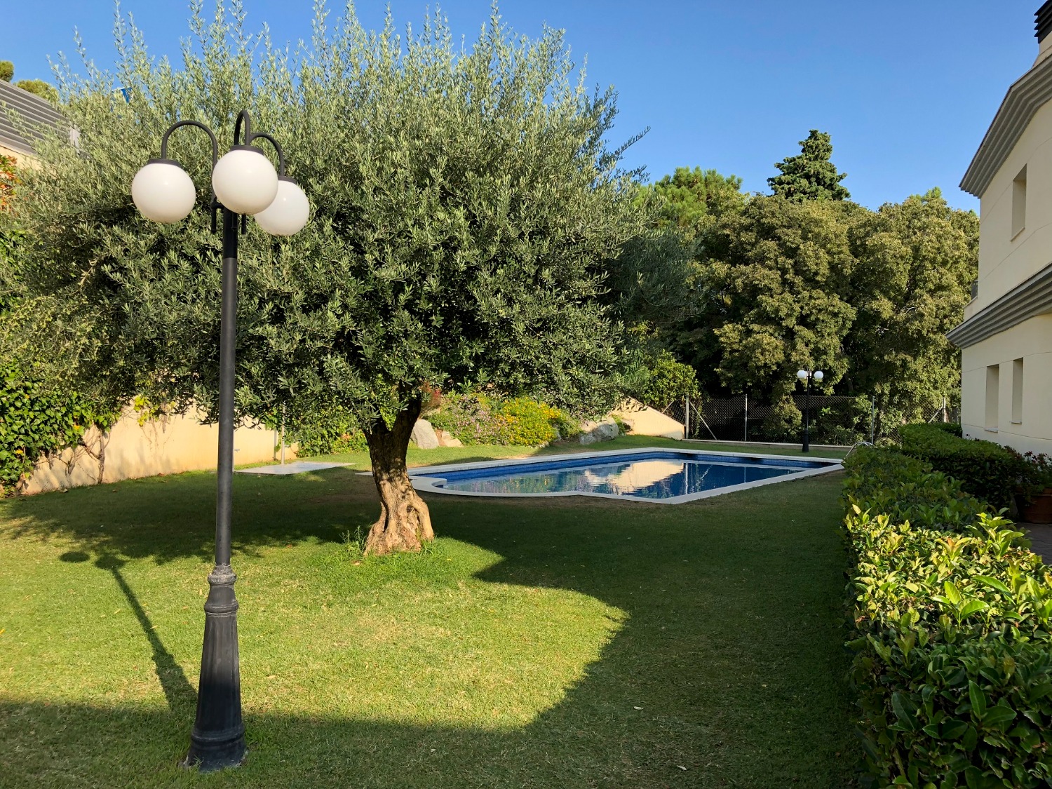 Apartamento con terraza con vistas al mar y piscina
