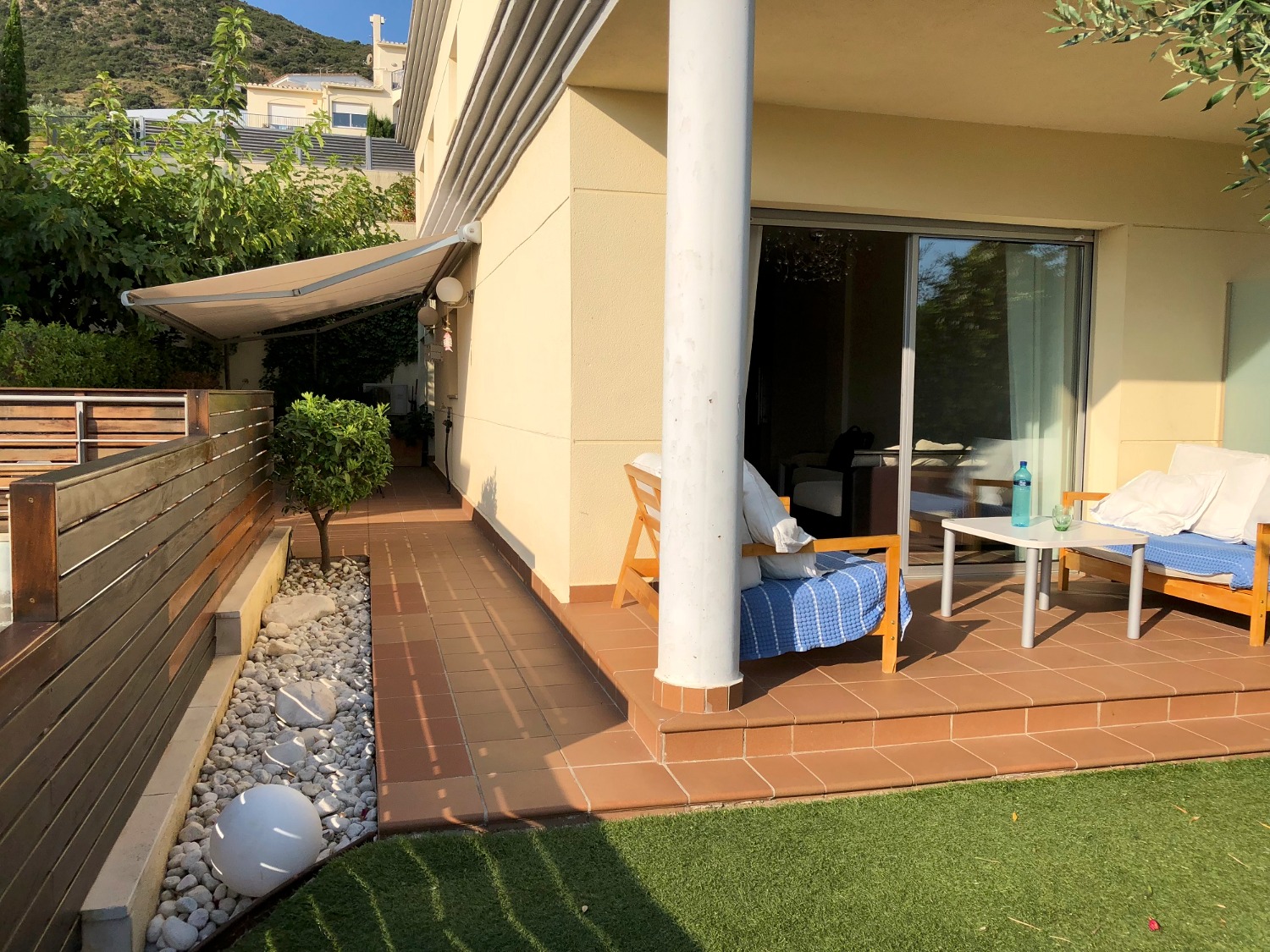 Apartamento con terraza con vistas al mar y piscina