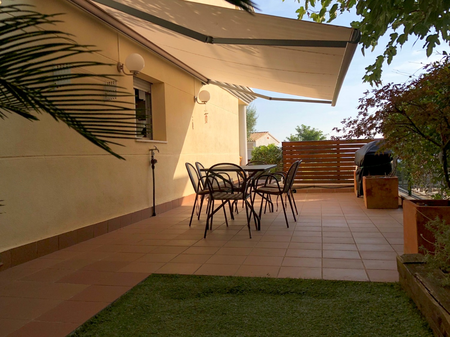 Apartamento con terraza con vistas al mar y piscina